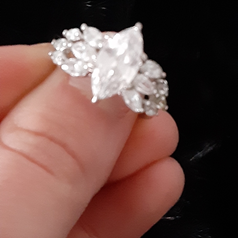 Beautiful ring - Picture 3 of 3
